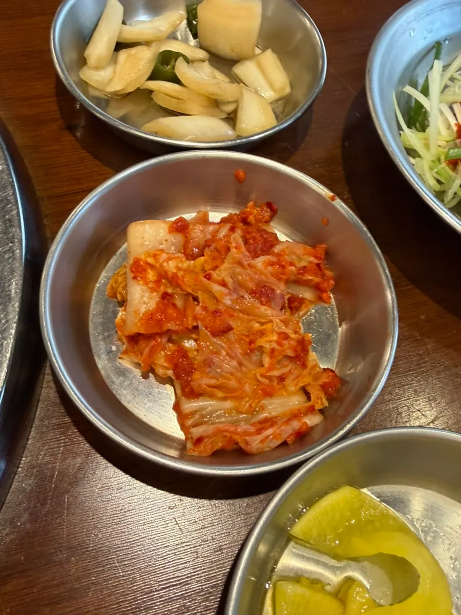 파채 콩나물무침 등 기본 반찬 세팅