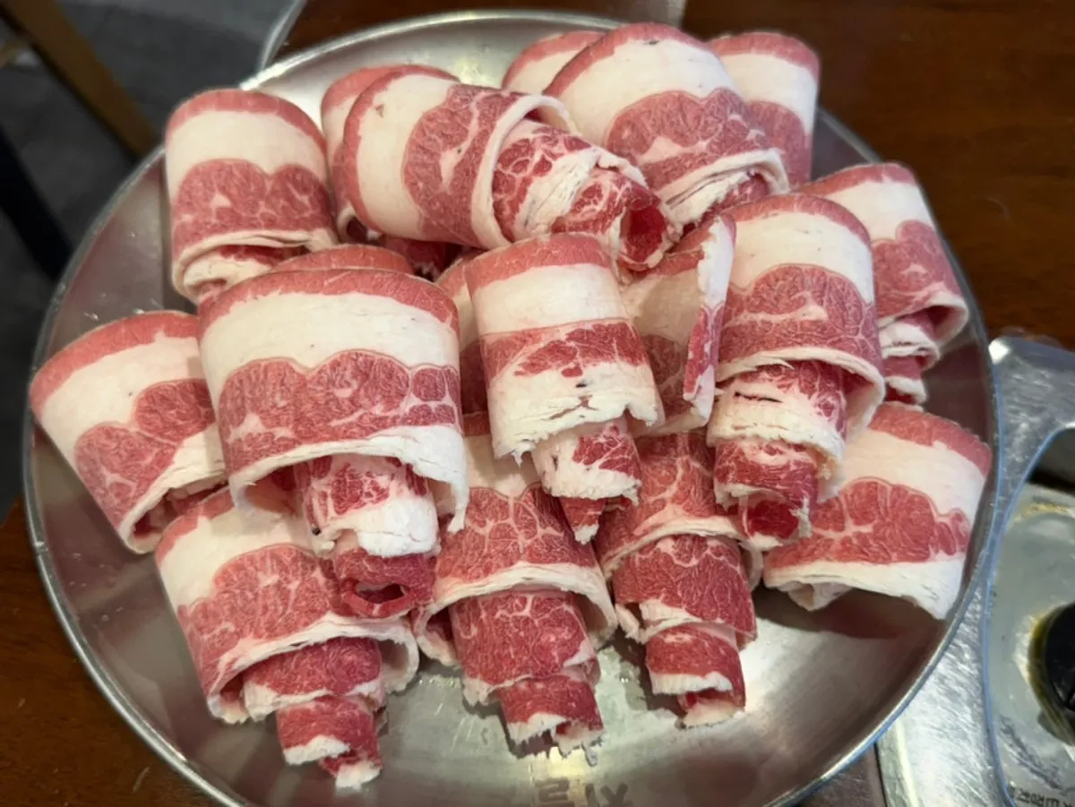 동글게 말려 나온 우삼겹 한 접시