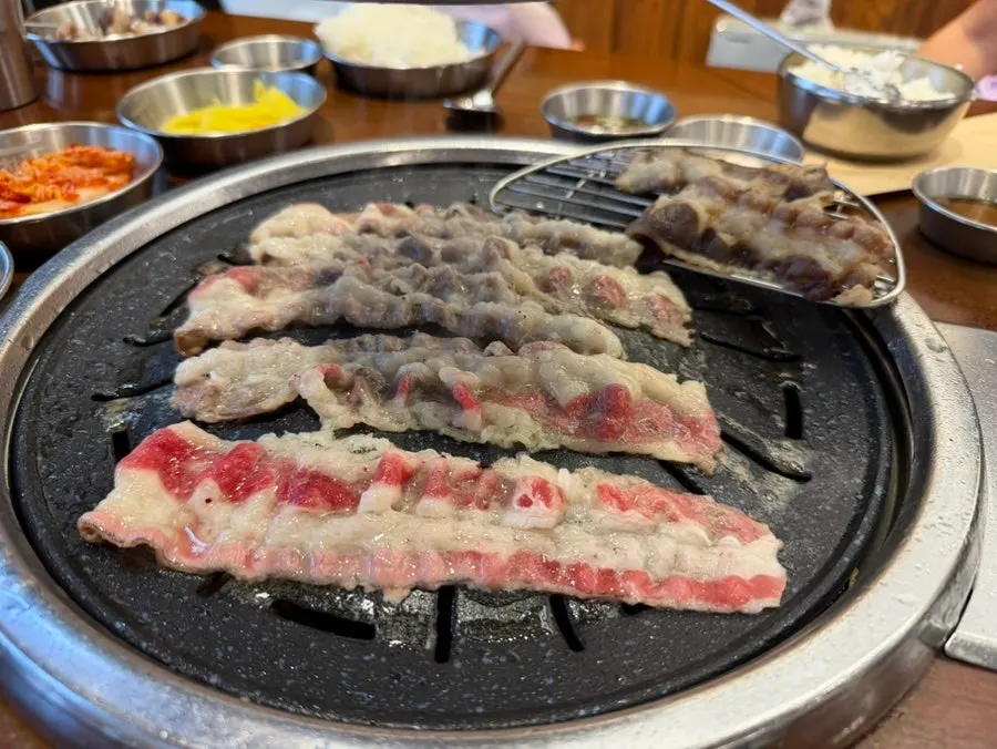 불판에서 익어가는 얇은 우삼겹