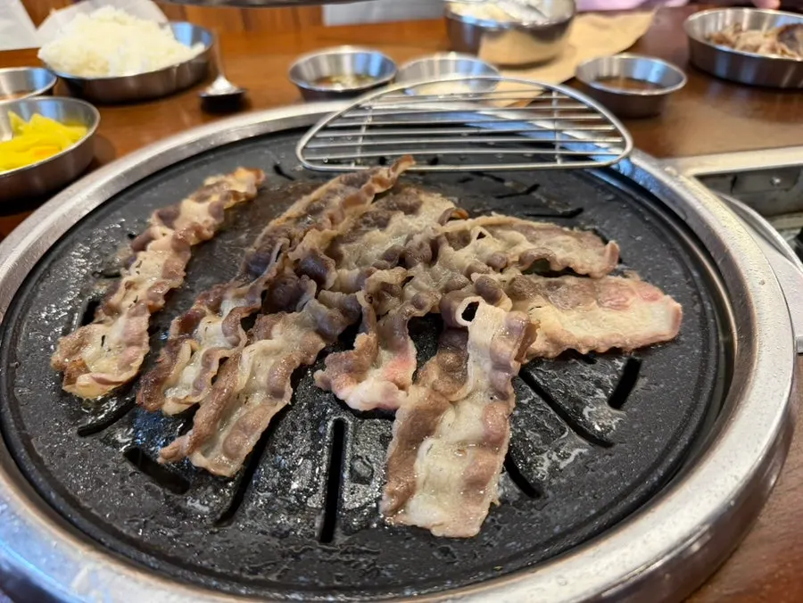 바로 익은 우삼겹을 굽는 모습