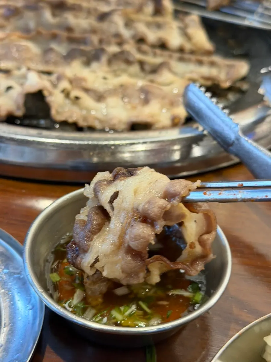 전용 소스에 찍은 구운 우삼겹