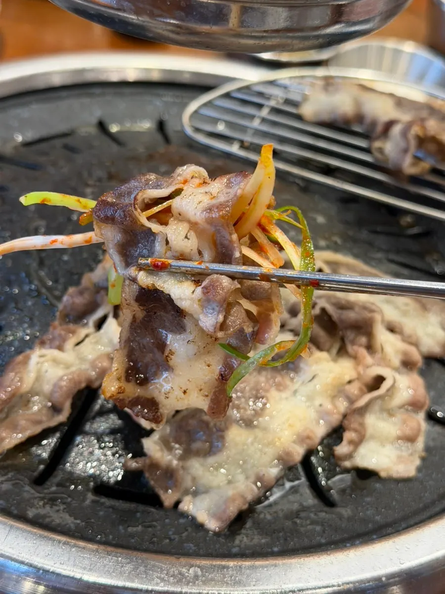 파채 얹은 우삼겹 한 점