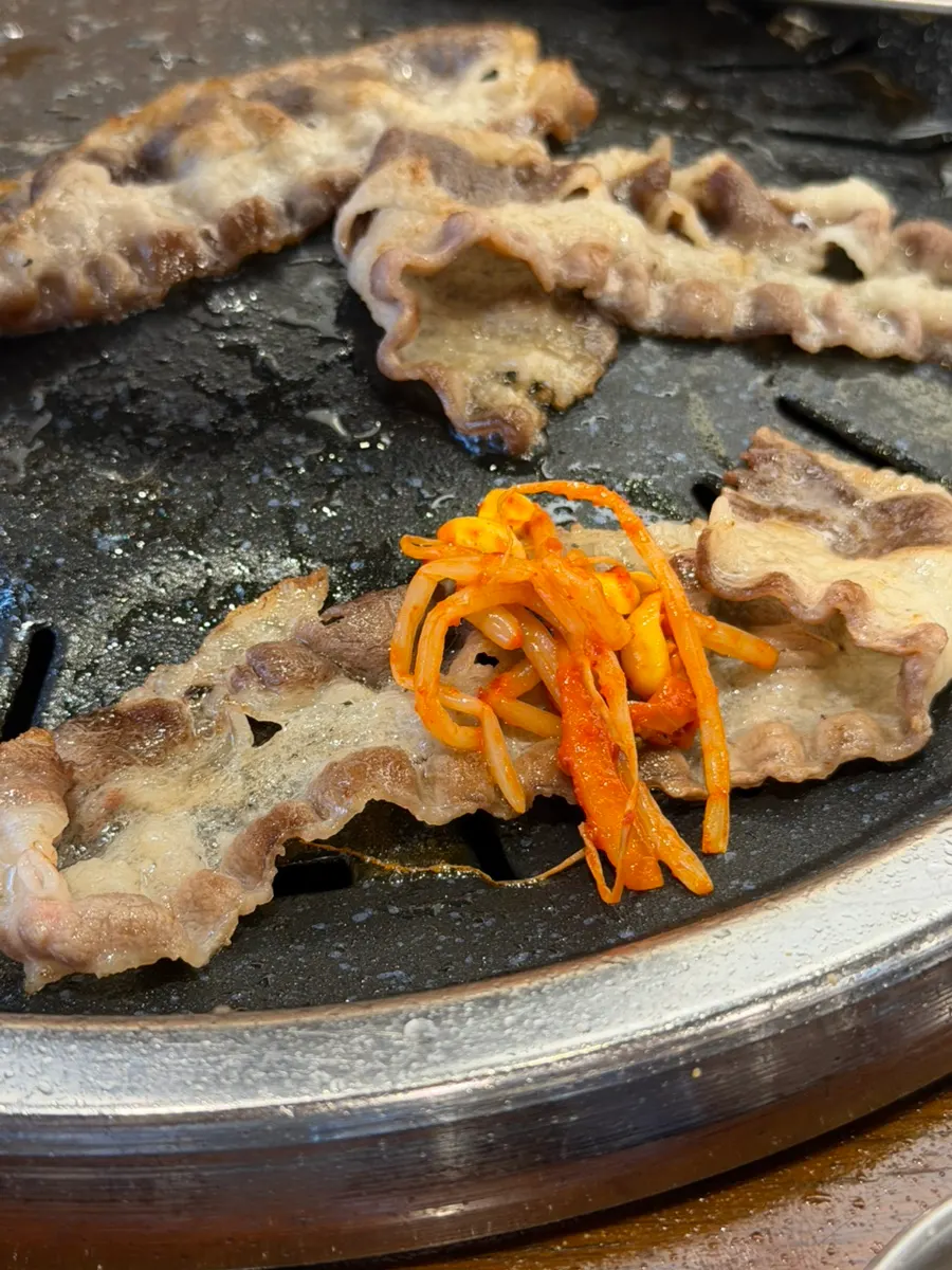 반찬과 함께 즐기는 우삼겹 한 상