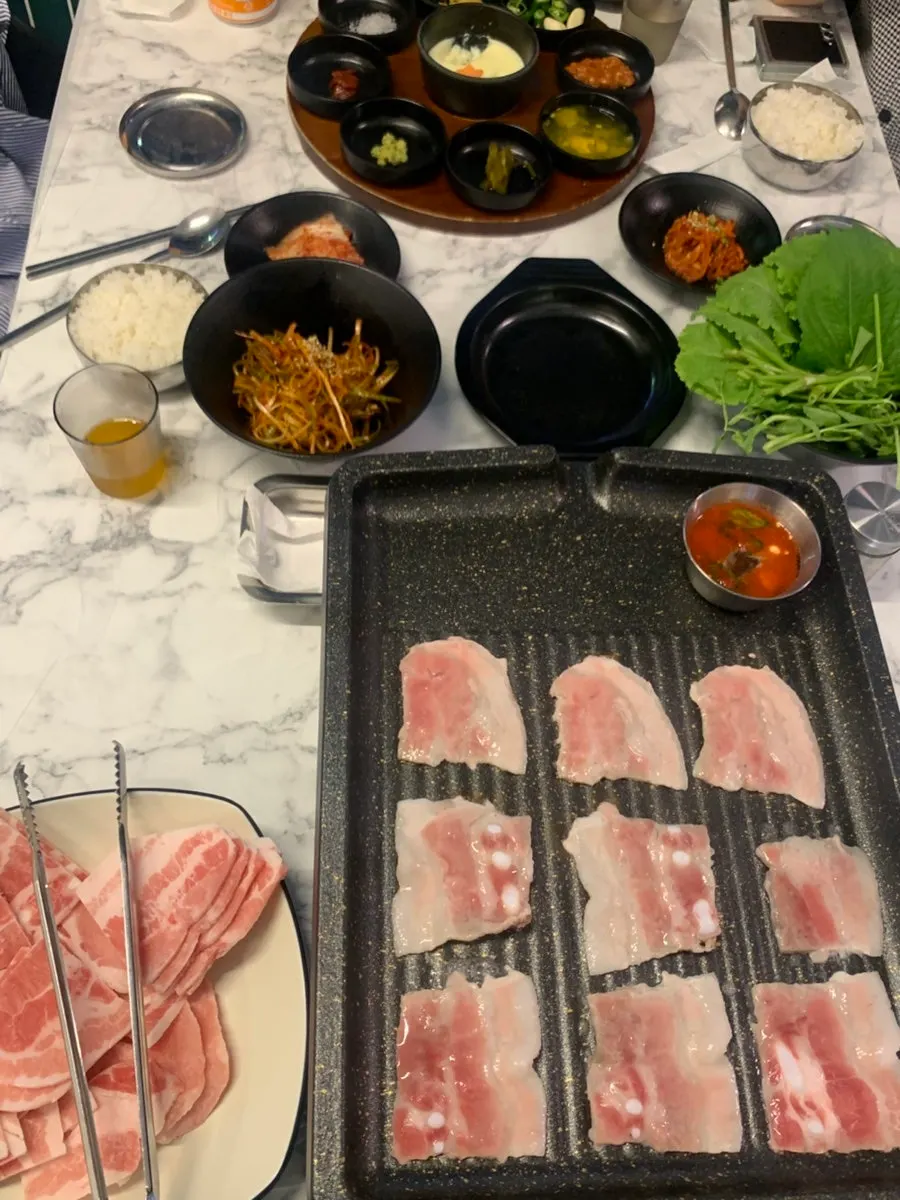 응봉집 하이볼 메뉴가 있는 매장 내부