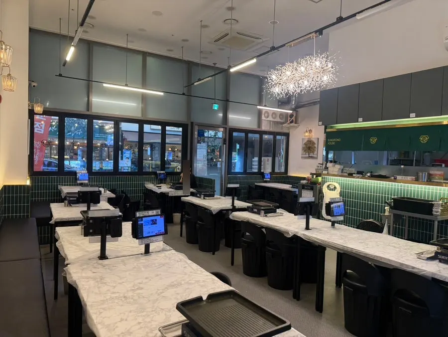 Table seating with individual burners and marble tables