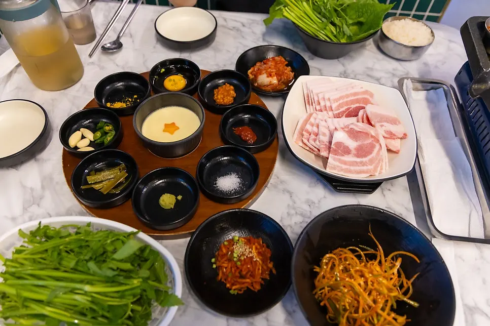 The ordered 3-serving set with side dishes