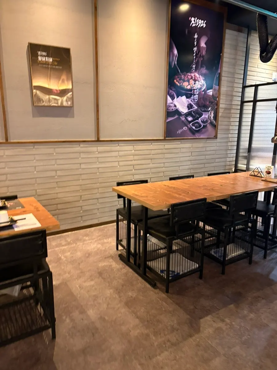 Clean and sophisticated lamb restaurant atmosphere