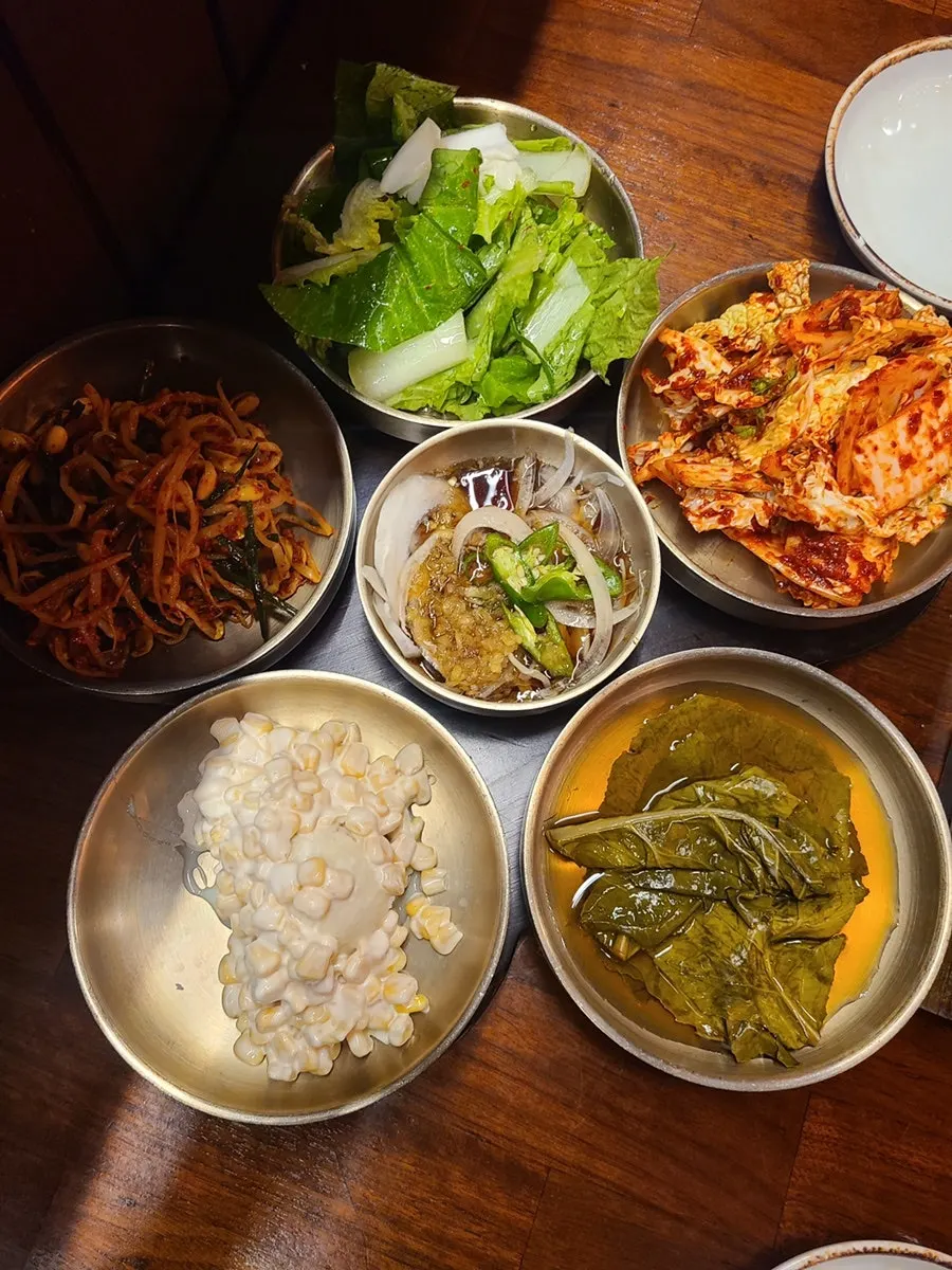 테이블에 세팅된 정갈한 밑반찬