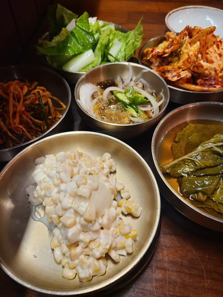고기와 곁들이는 밑반찬 구성