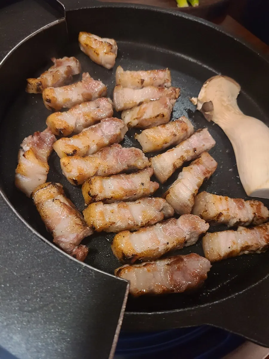 다 익은 삼겹살 한 점