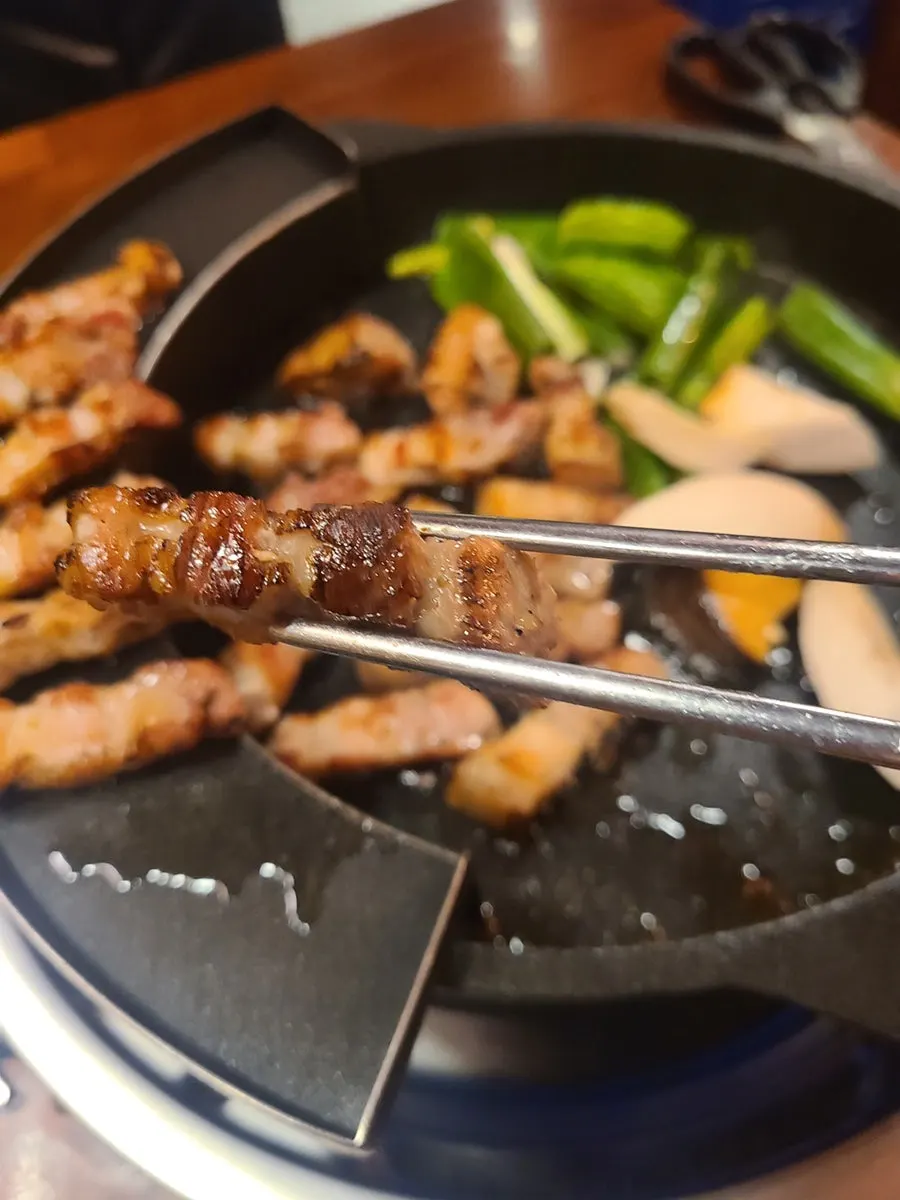 삼겹살과 밑반찬을 곁들인 한 상
