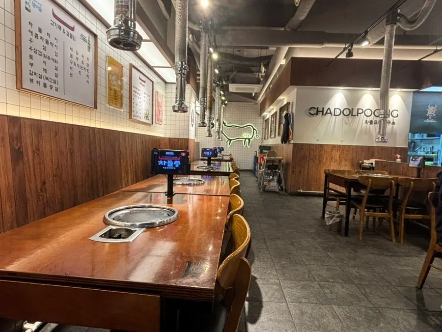 Open, spacious seating area inside Chadolpung Dasan Station Branch