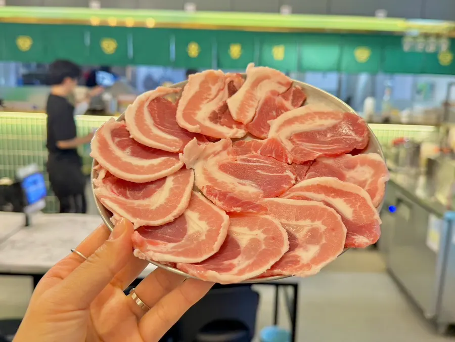 Table set with the samgyeopsal spread
