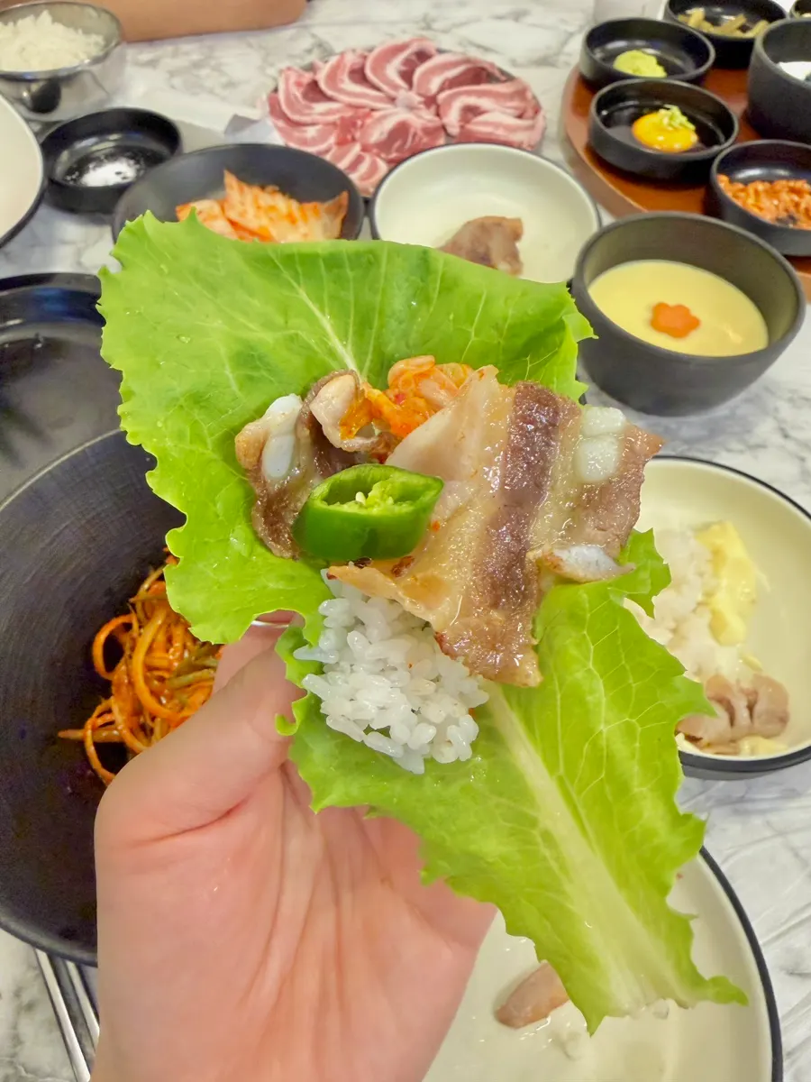 Pepper sprinkled over the samgyeopsal