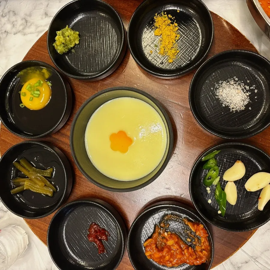 원목 쟁반에 세팅된 기본 반찬과 소스류