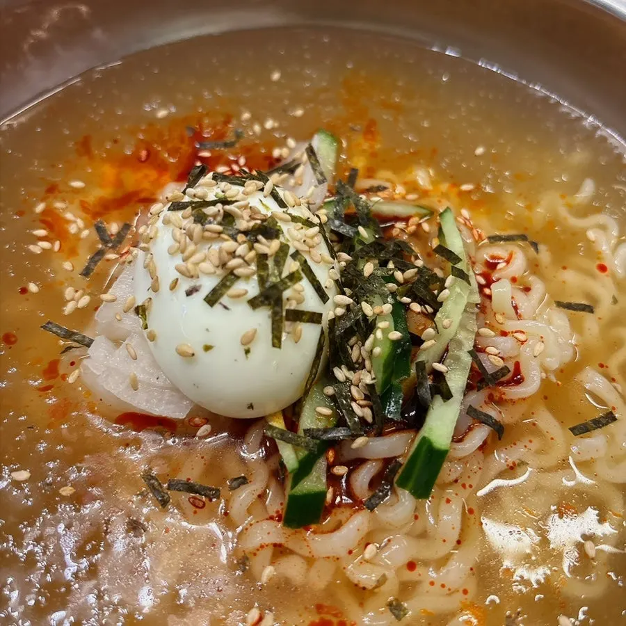 살얼음 육수에 불닭 소스를 올린 불닭냉면