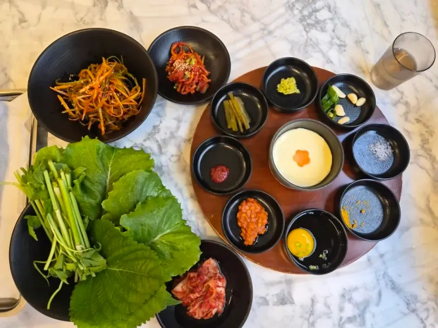 계란찜이 포함된 응봉집 기본찬 한 상