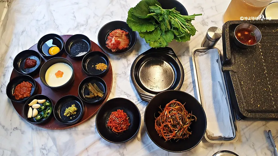 돌판 위 냉삼과 함께 나온 멜젓