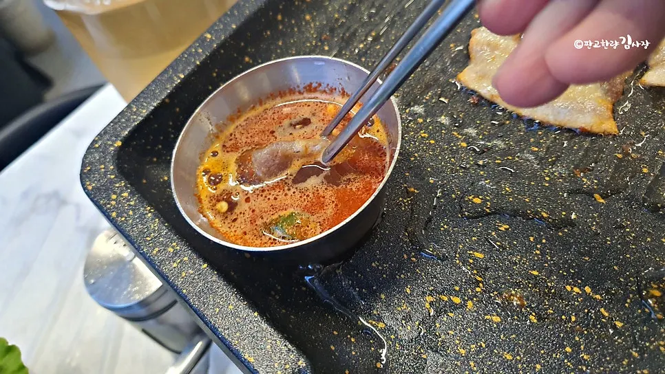 마늘과 청양고추를 올린 냉삼 쌈