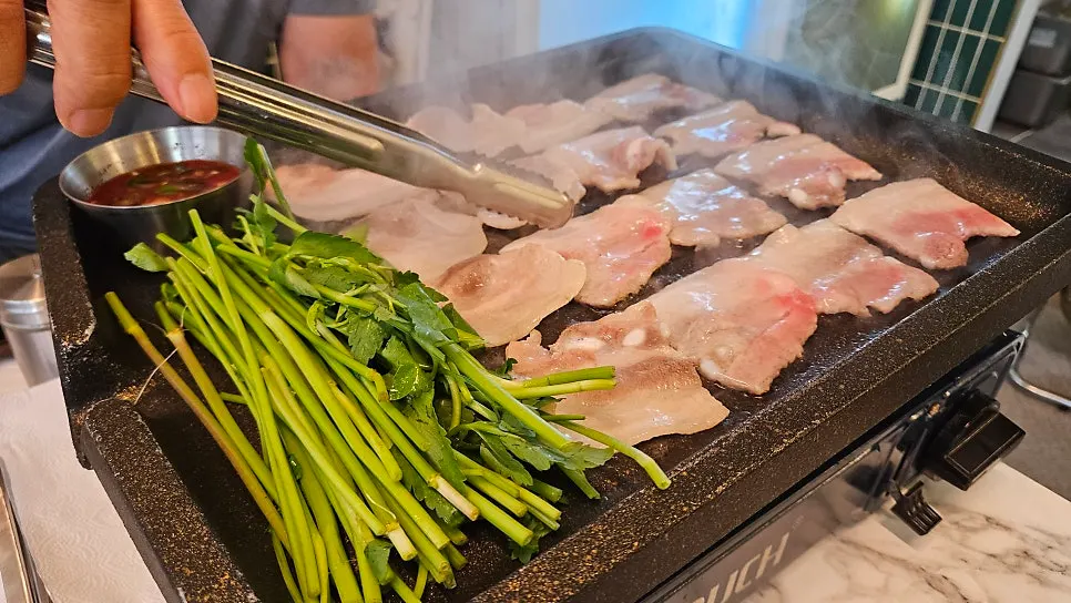 Table spread of flash-frozen samgyeopsal at Eungbongjip Dasan Station Branch