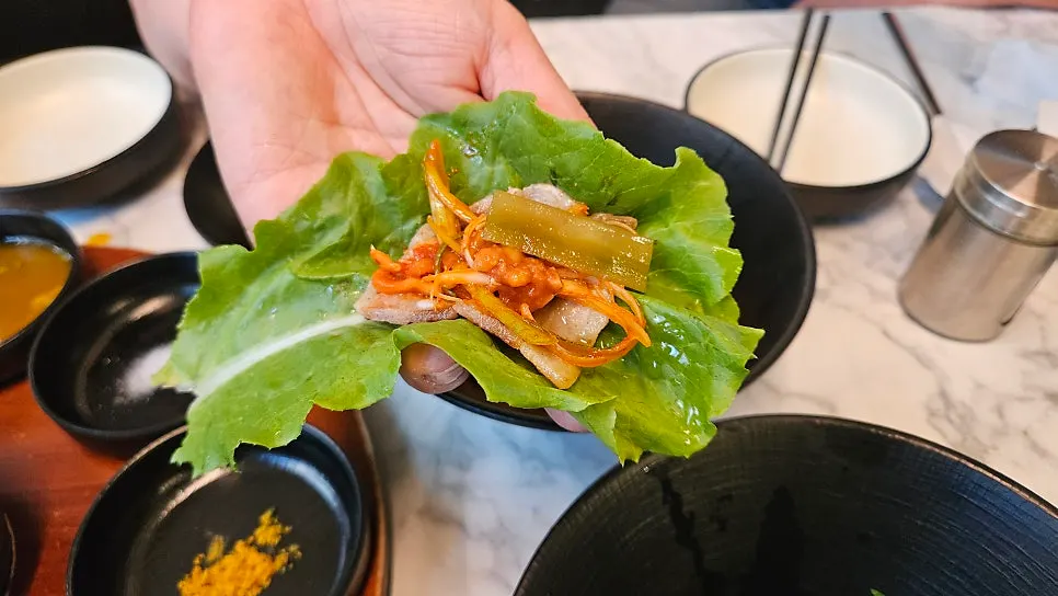 Lettuce wrap topped with samgyeopsal and relish