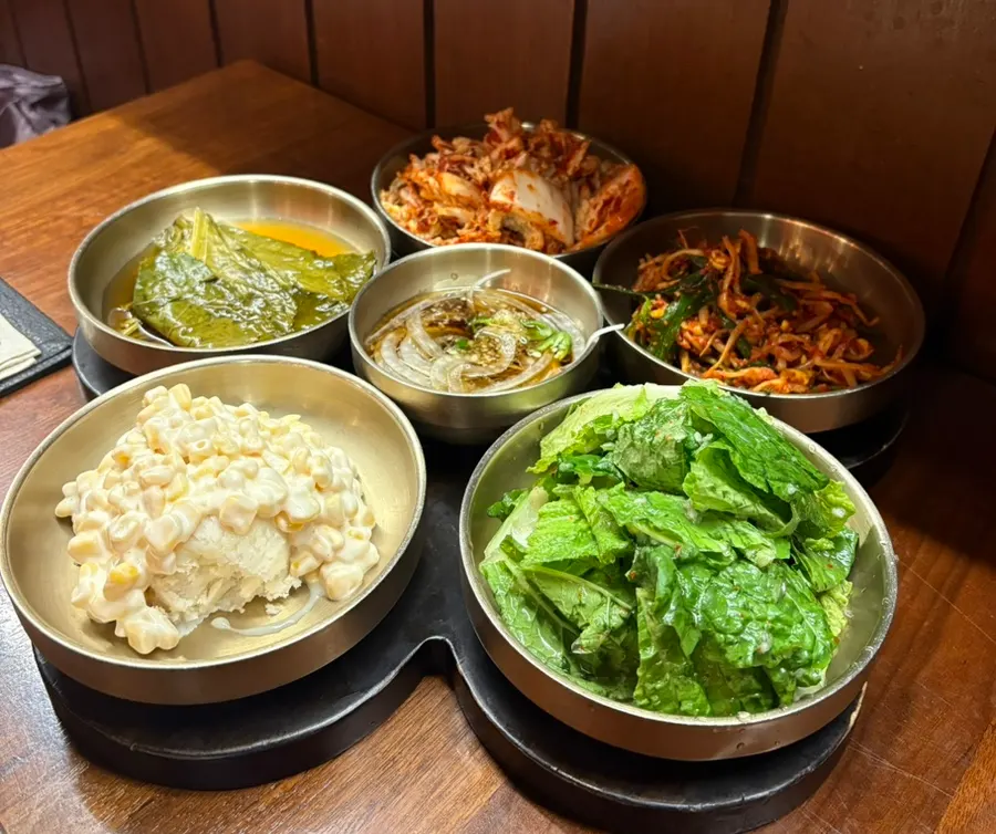 테이블에 놓인 원형 불판