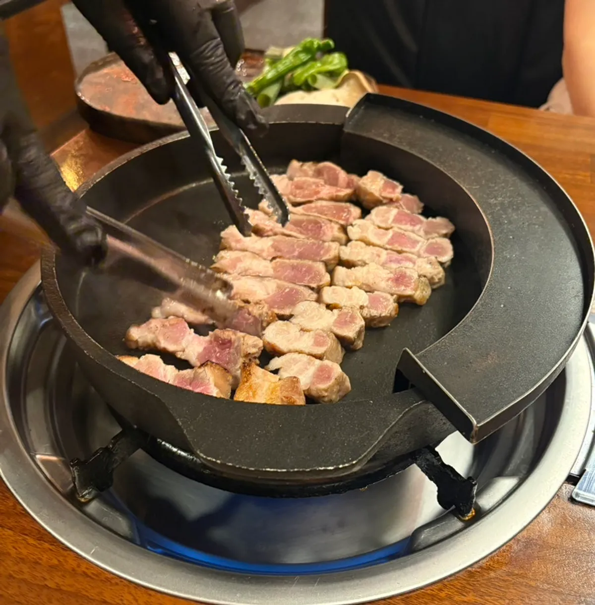 불판에서 구워지는 두툼한 한돈 삼겹살