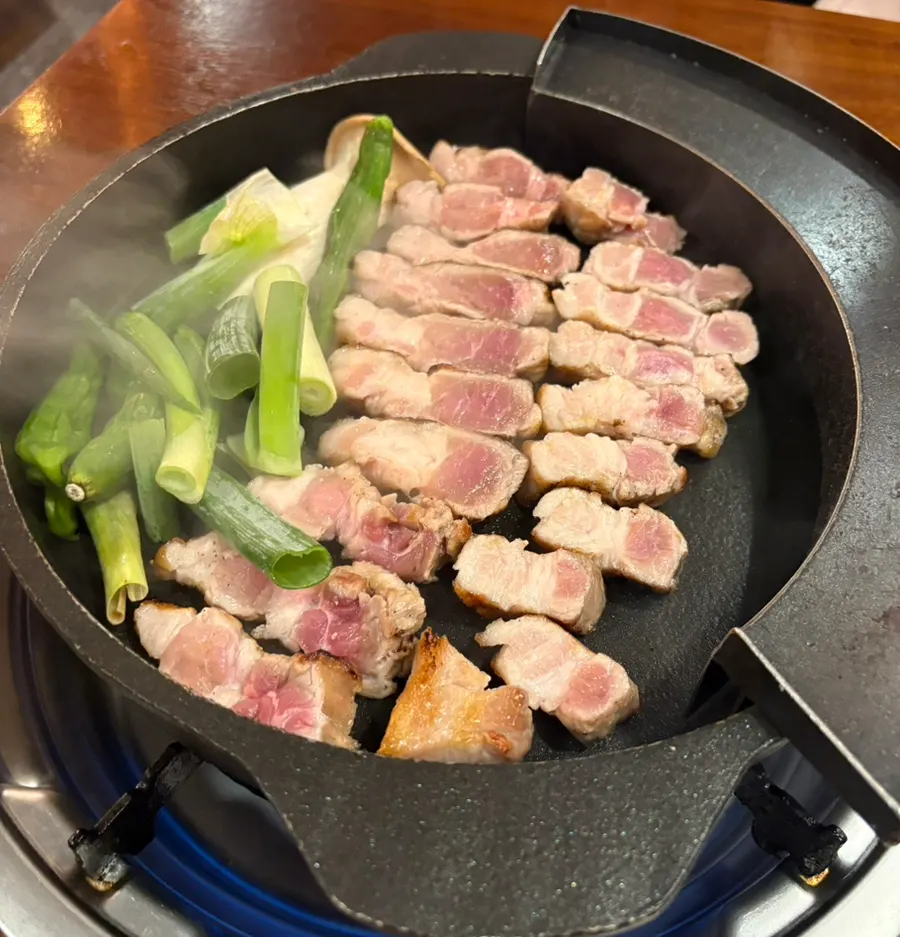 직원이 고기를 잘라 굽는 모습