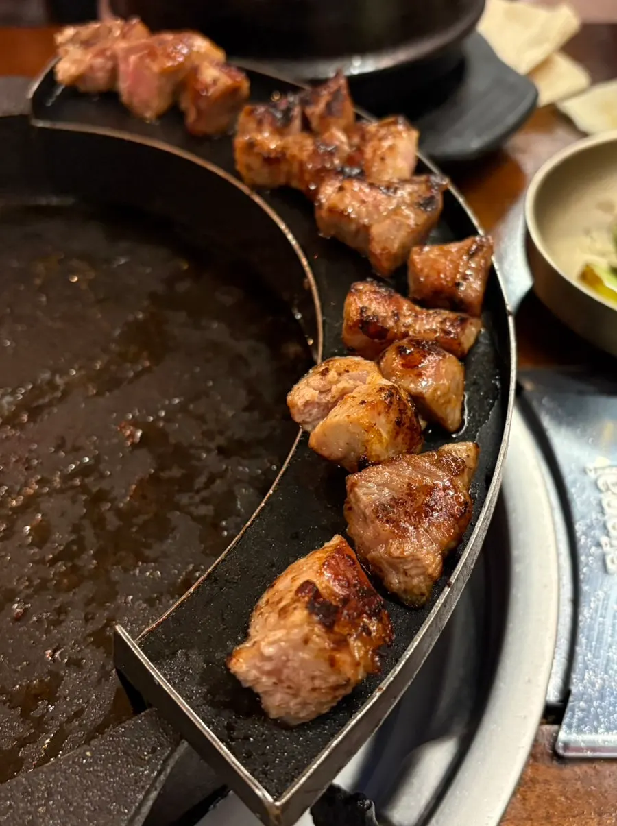 노릇하게 구워진 목살 한 점