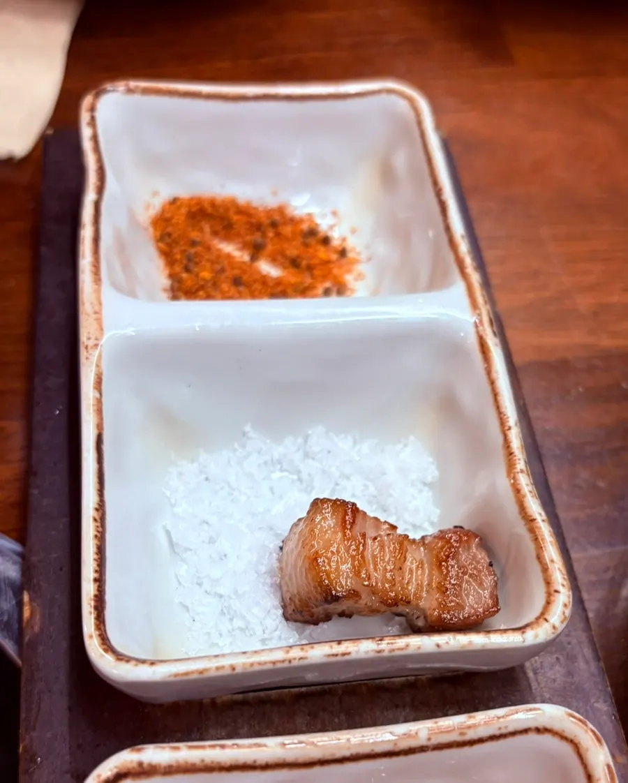 깻잎에 올린 삼겹살 쌈