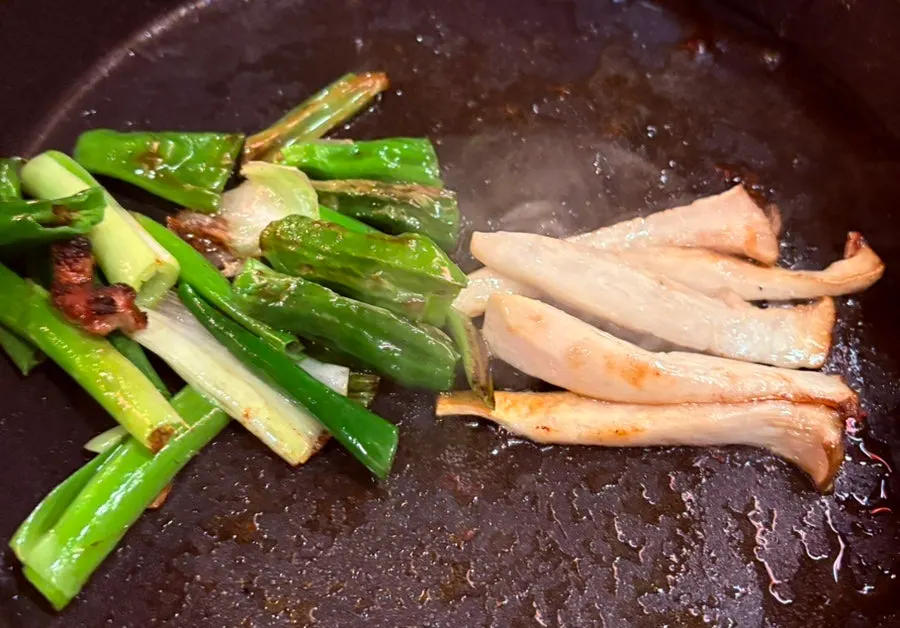 고기와 반찬이 함께 놓인 상차림