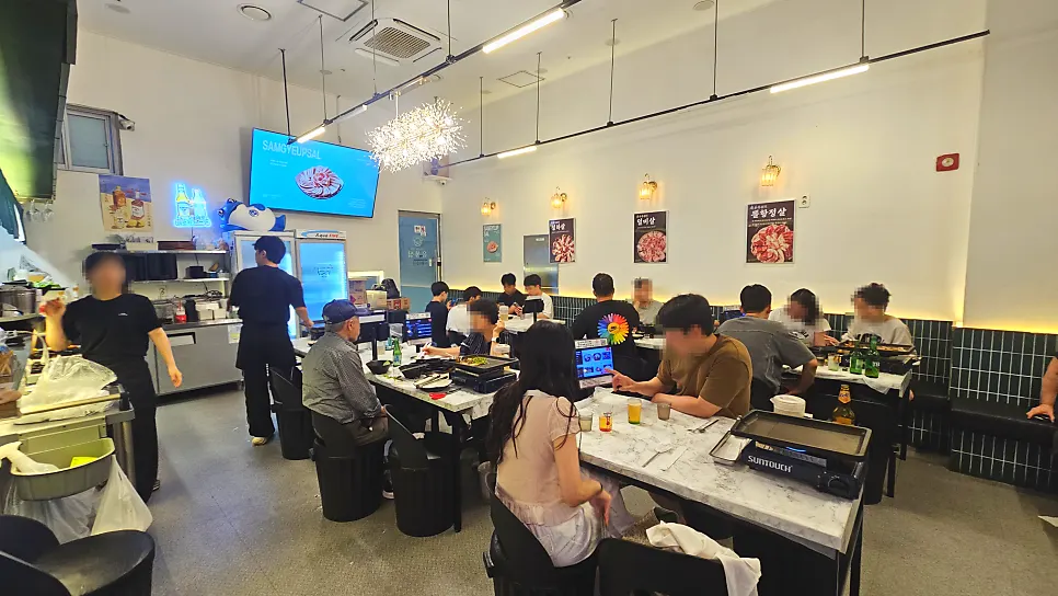 Interior of Eungbongjip with spacious tables