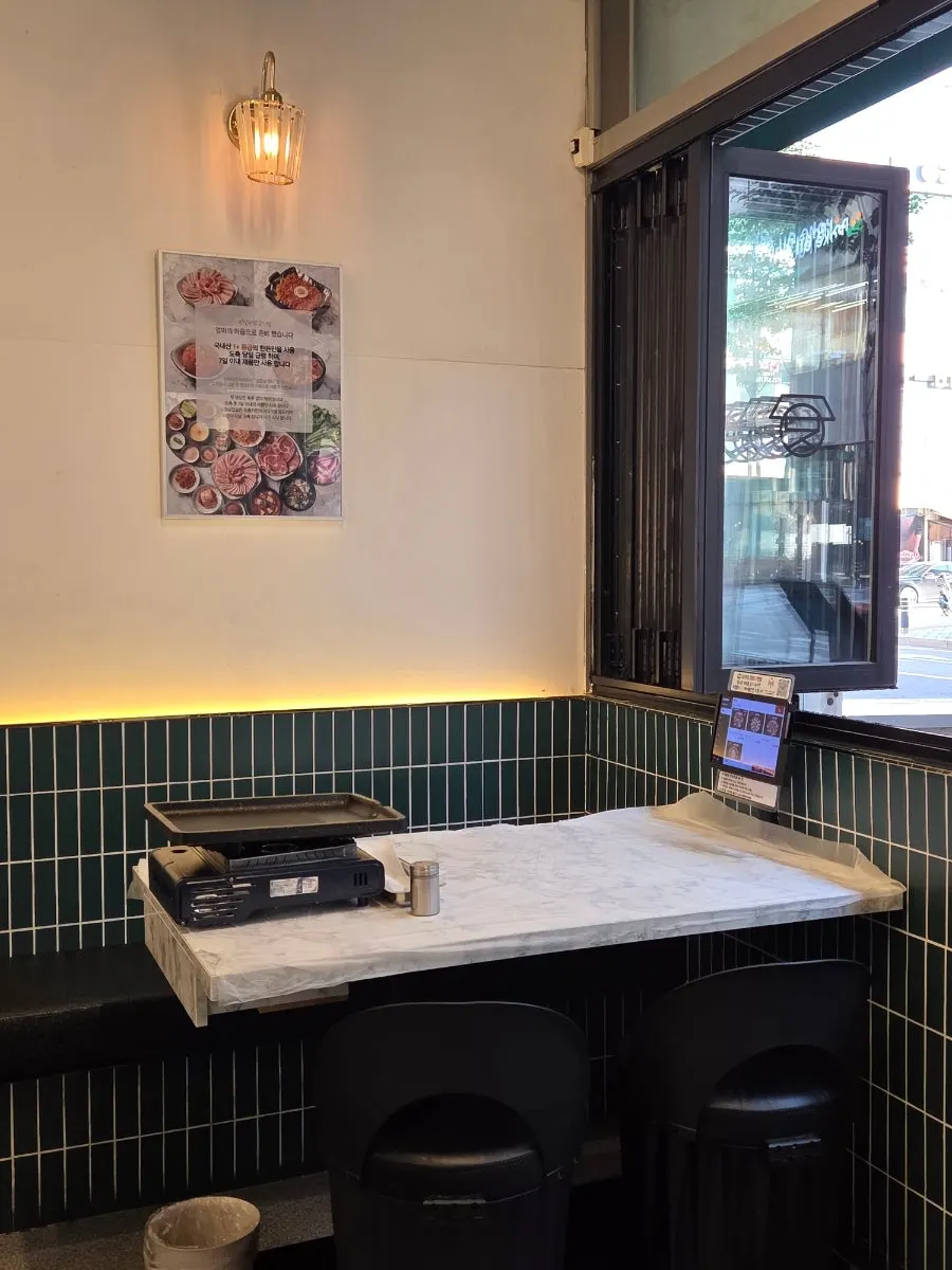 Window seating at Eungbongjip Dasan Station Branch