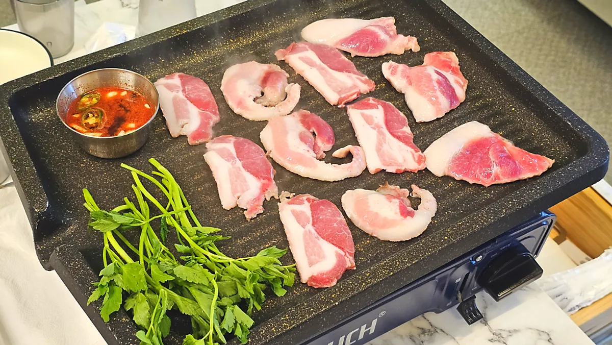 Deolmisal, seolhasal, and ppolhangjeongsal grilling on the plate