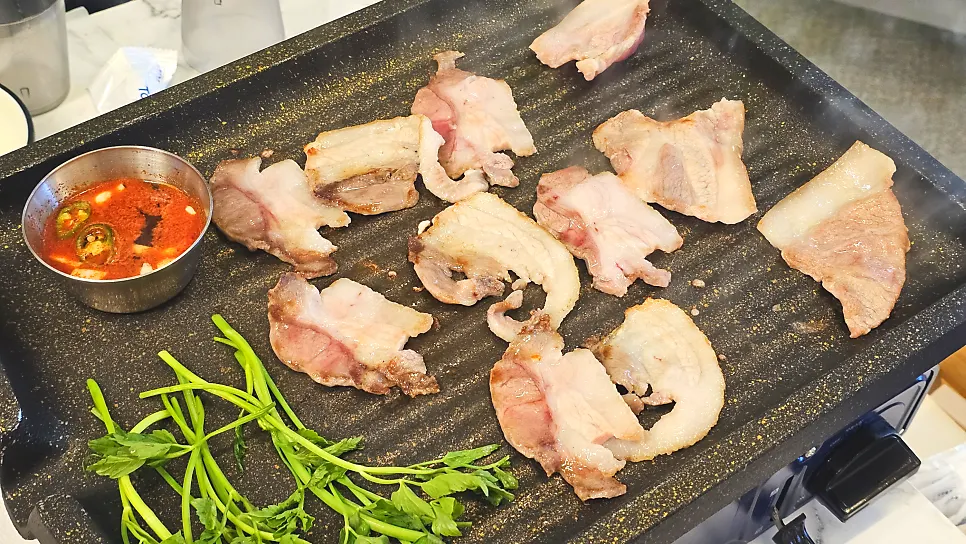 Grilled rare cuts dipped in sauce