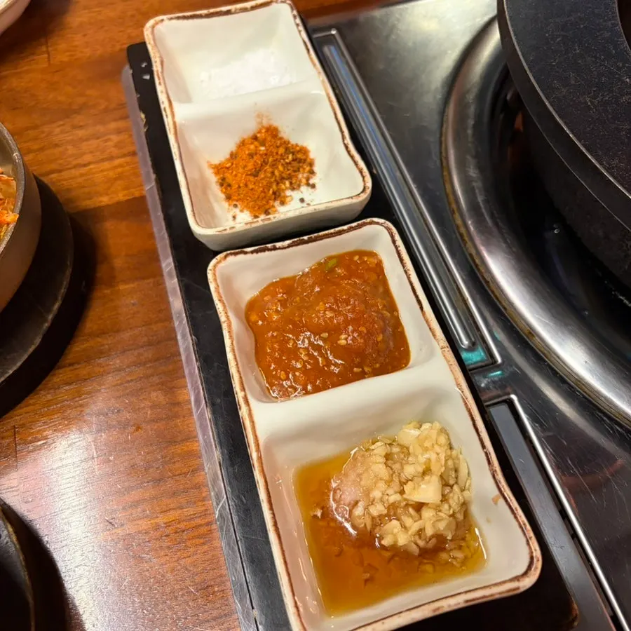 샐러드 김치 나물 밑반찬 접시