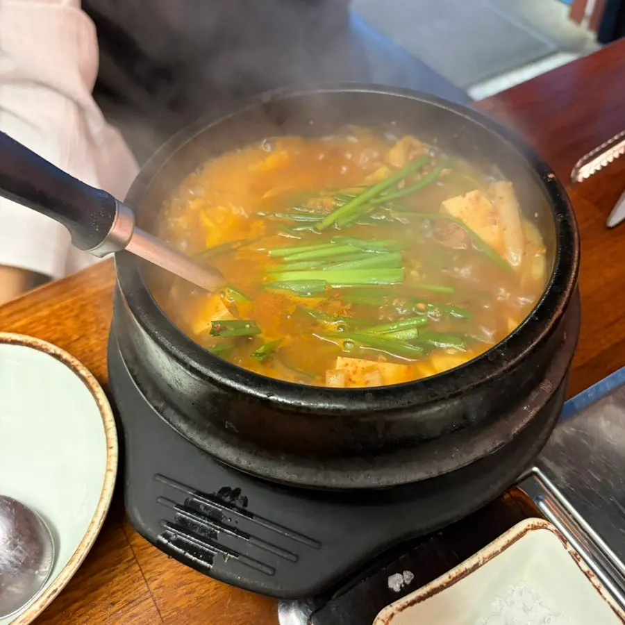 불판에 올려진 우대갈비 한 덩이