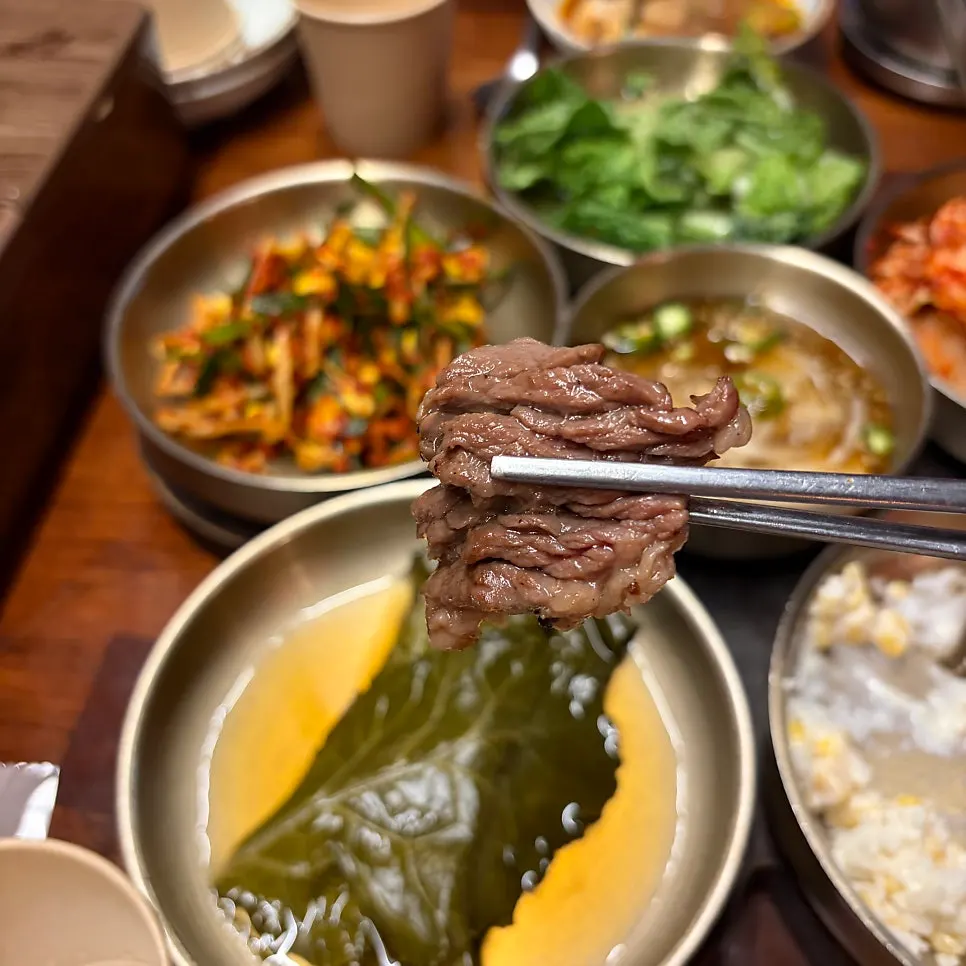 다 익은 우대갈비 조각 클로즈업