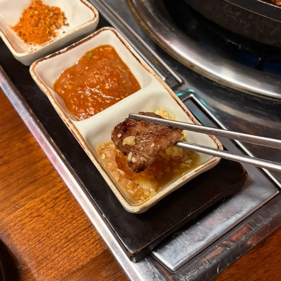 소스에 찍은 우대갈비 한 점