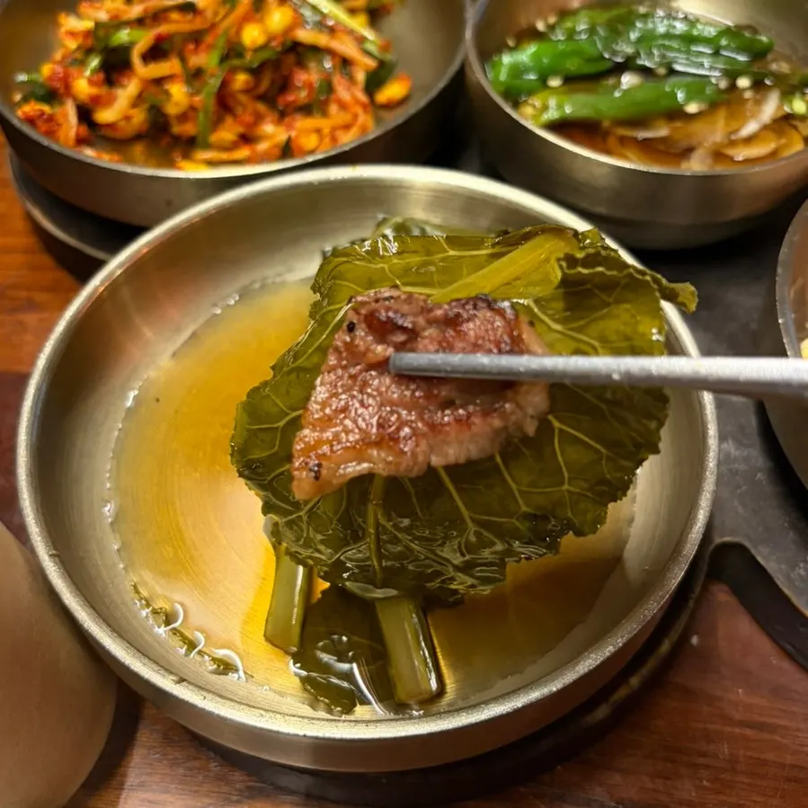 쌈에 싸 먹는 우대갈비와 밑반찬