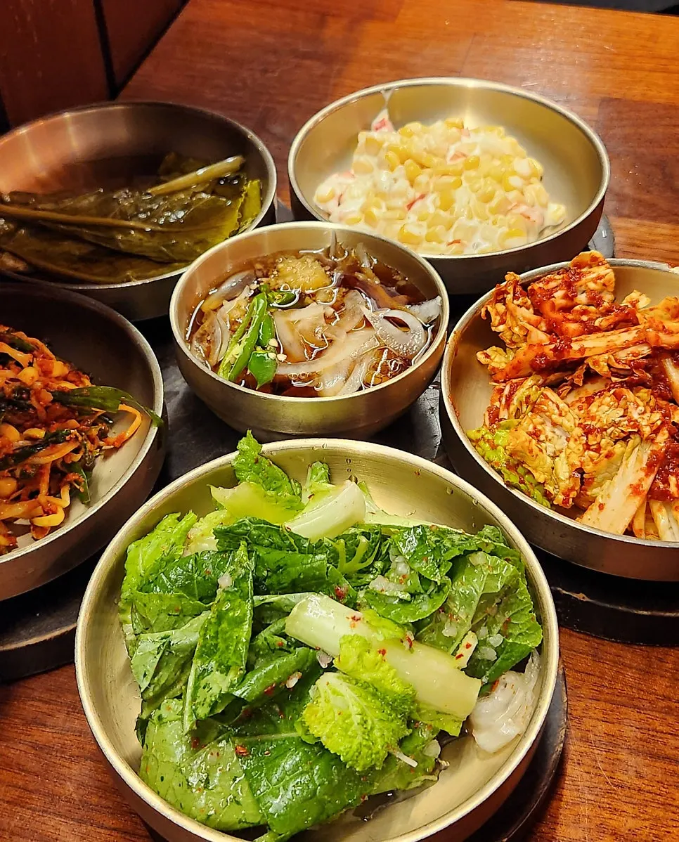 콘샐러드와 김치 등 함께 나온 반찬