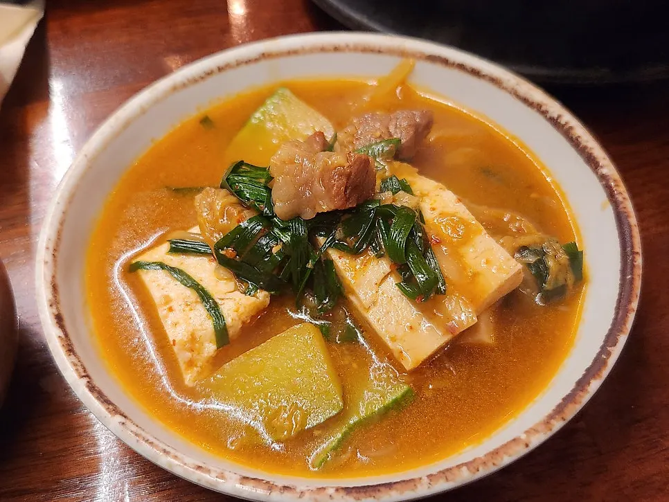 뚝배기에 끓는 소갈비 된장찌개와 공기밥