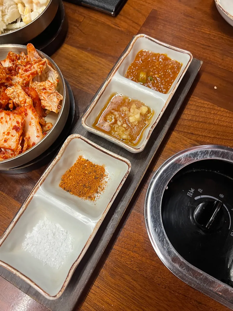 콘샐러드와 고기 곁들임 반찬