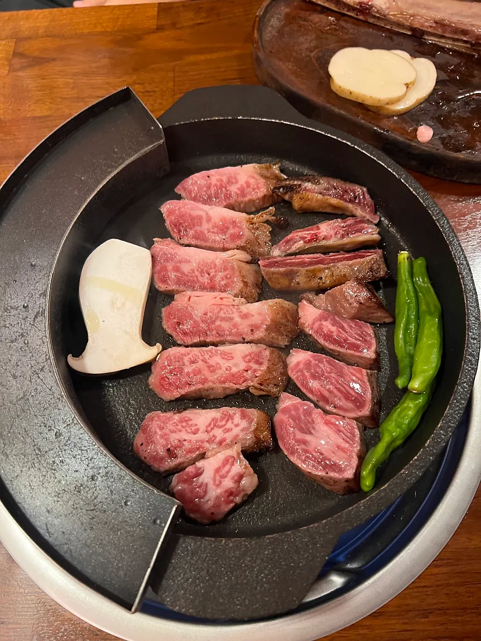 불판 위에서 굽는 우대갈비