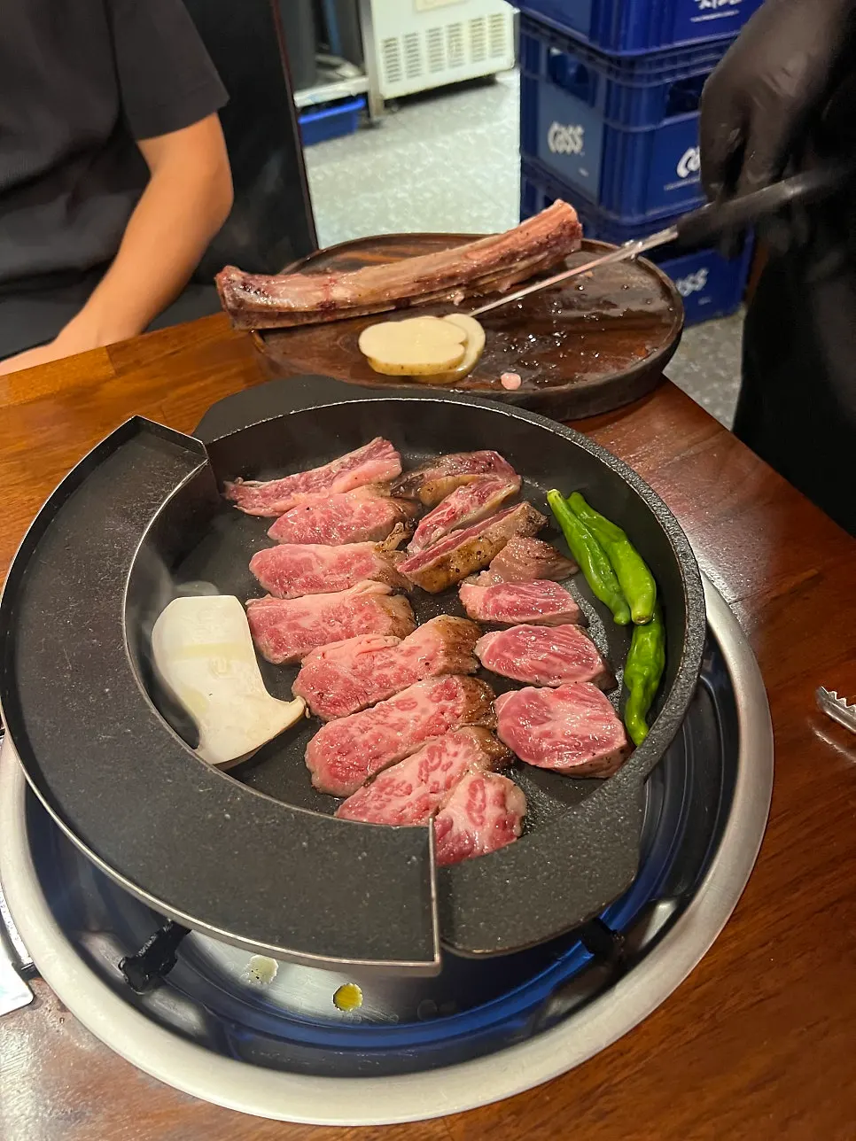 노릇하게 구운 두툼한 우대갈비
