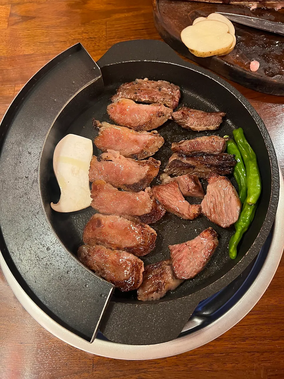 불 조절하며 굽는 숙성우대갈비