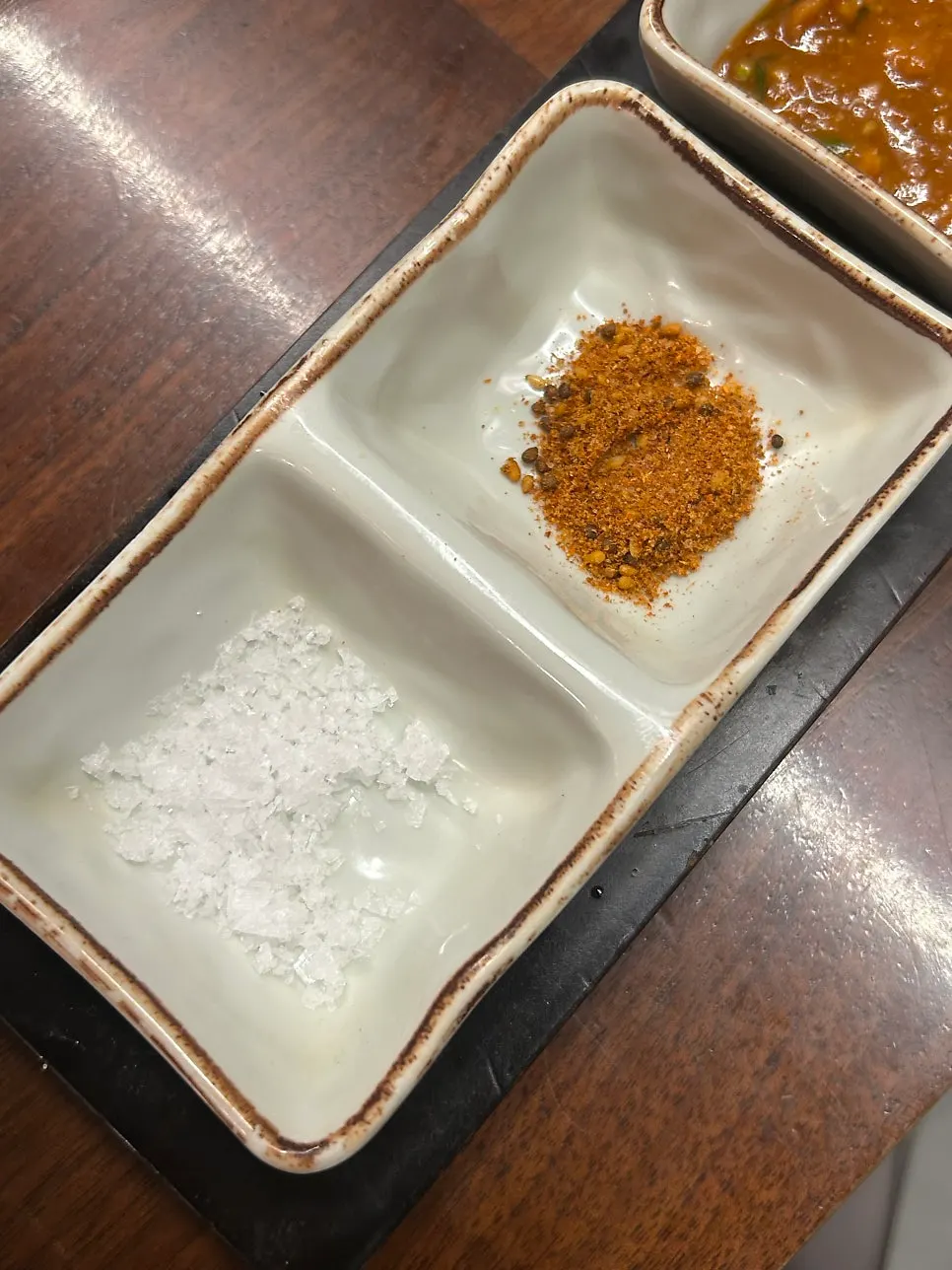 꽃모양으로 차려진 기본 반찬