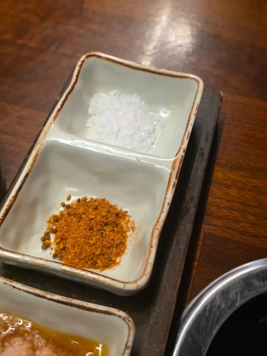 摆放整洁的烤肉店小菜