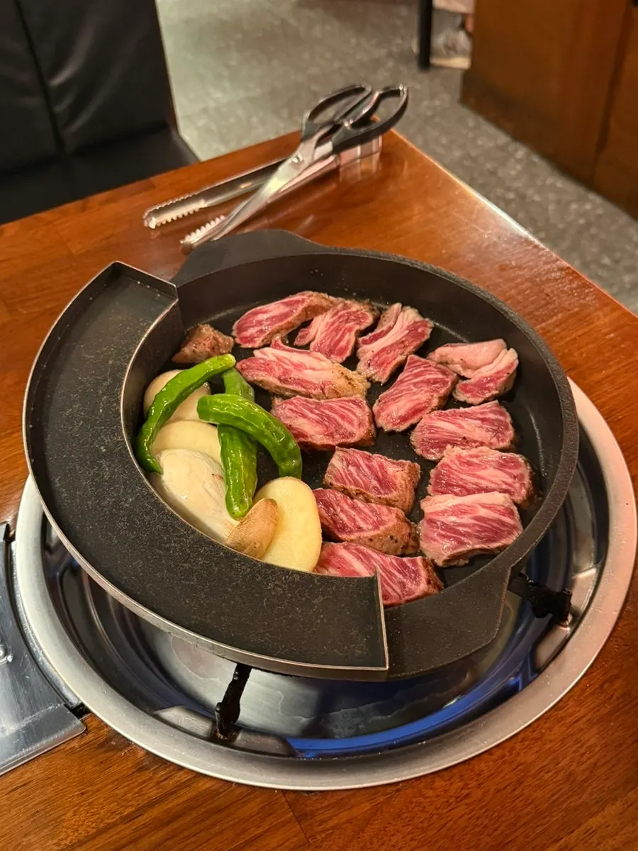 Aged woodae galbi showing pink marbling