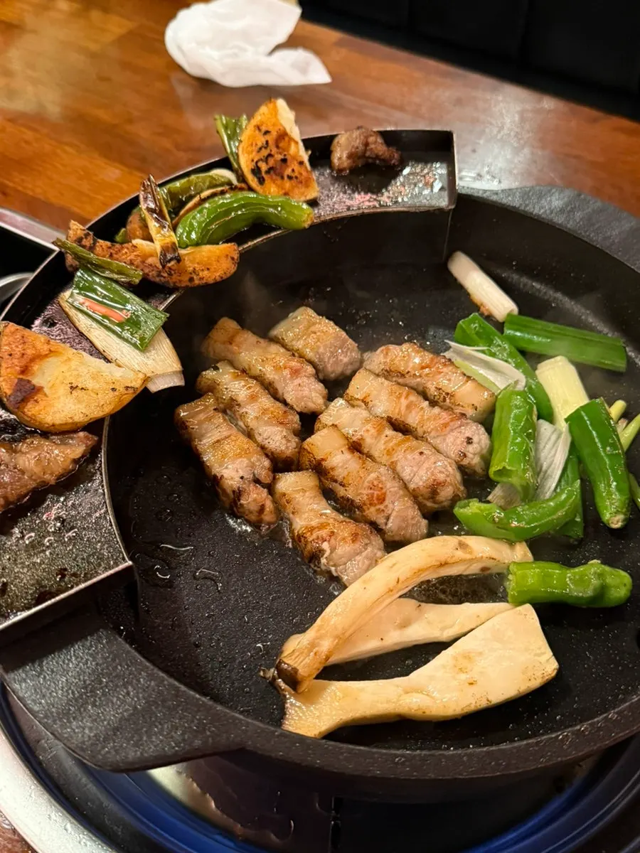 Grilled pork belly with potato, mushroom, and kkwari peppers